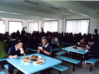 可同時容納500人用餐的職工餐廳